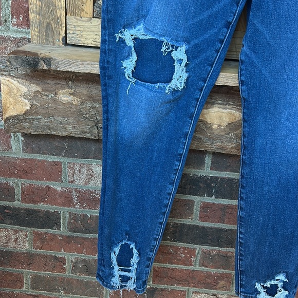 American Eagle distressed/ripped style skinny jeans - Picture 6 of 8